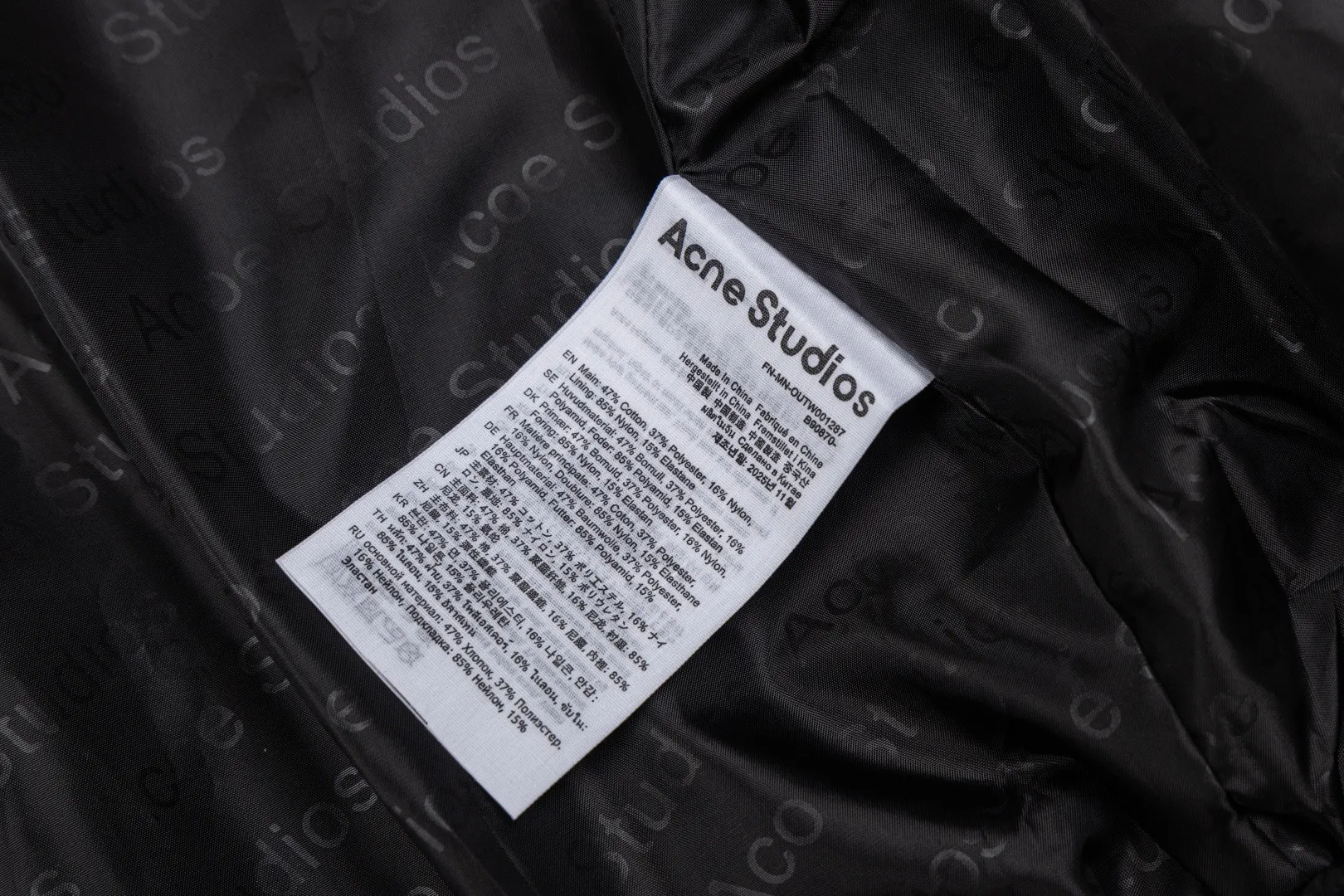 140 Acne Studios Lapel Coach Jacket Glossy nylon back lettering loose windproof jacket Classic lapel coach jacket version, STOCKHOLM back logo, Nordic simple style High-density glossy nylon fabric, light and crisp, windproof and water-repellent, with high-end gloss Metal main zipper + side eyelet details, cuff hem elastic cuffs, lock-type windproof Simple no large print on the front chest, letters on the back as a visual highlight, suitable for street commuting Style number: ST 014# Color: Off-white Black Burgundy Size: S-XL